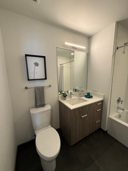 Building Photo - 450 E Waterside Dr