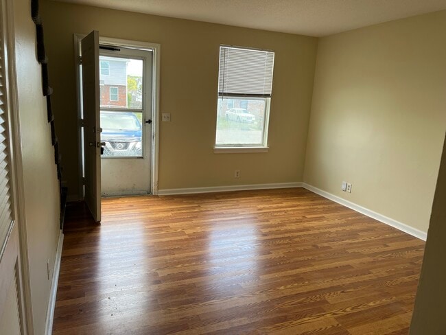 Building Photo - 3617 Willow Creek Ct