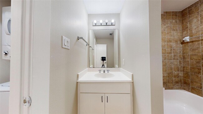 Building Photo - 8715 Meadowcroft Dr