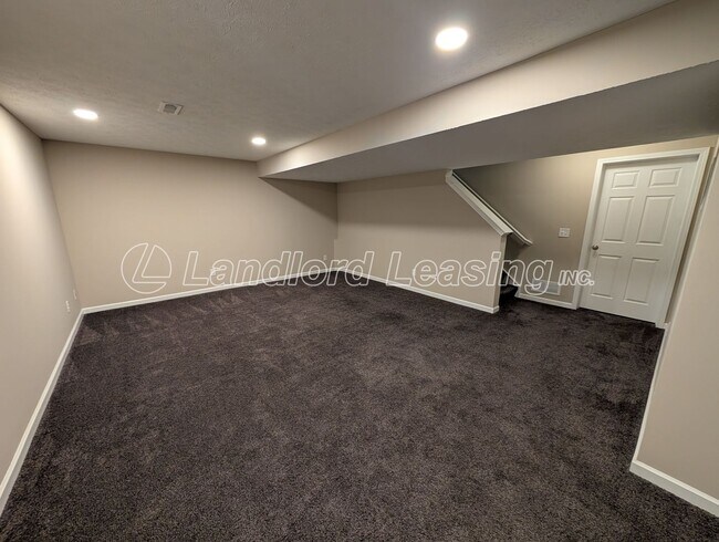 Building Photo - Stunning 5-Bedroom Home in Northpointe Estates with Finished Basement