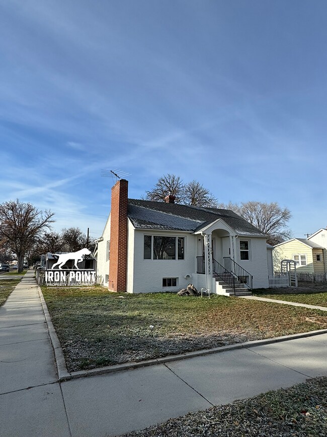 Building Photo - Renovated 3bed/2bath home w/gas fireplace, garage, near downtown Caldwell.