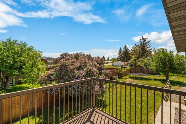Building Photo - Spacious 3-Bed, 2-Bath Upper-Level Duplex