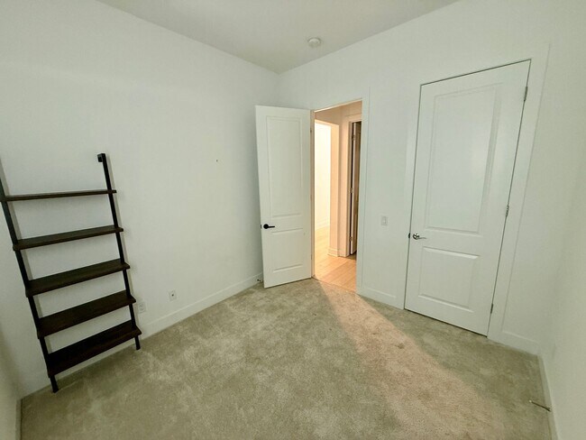 Building Photo - Beautiful 4-Bedroom Home with Solar and Private Patio in Plum Estates!