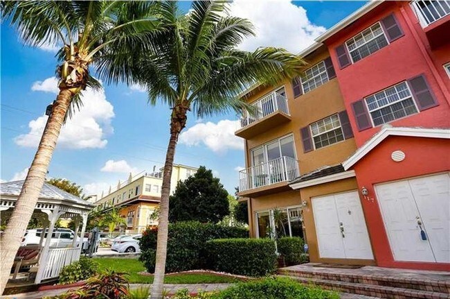 Building Photo - 2725 NE 8th Ave