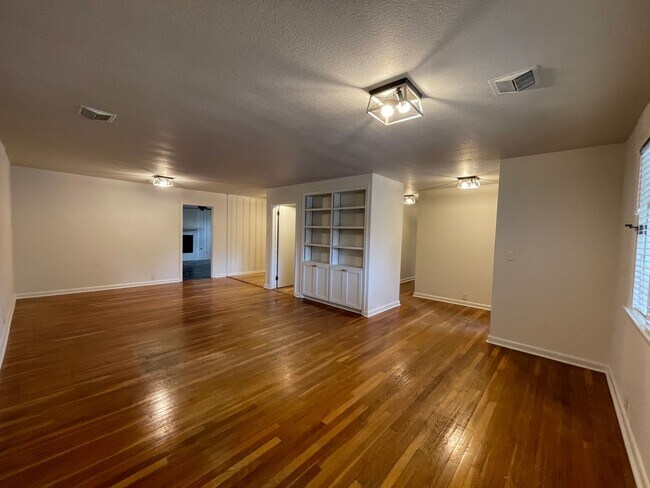 Building Photo - 3 Bedroom House with Mother in Law Suite i...