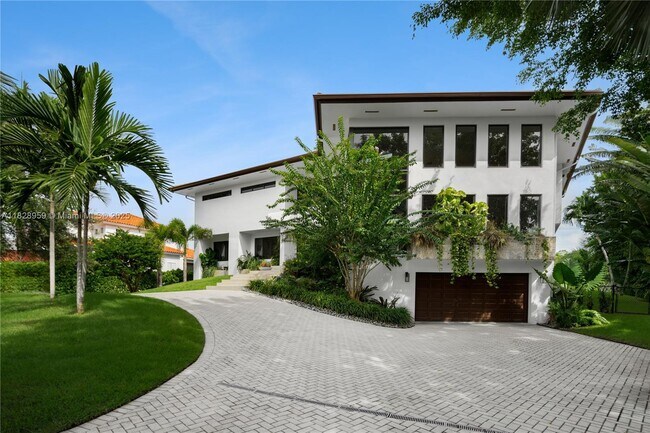 Building Photo - 325 Campana Ave