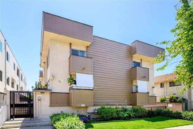 Primary Photo - 6716 Sylmar Ave