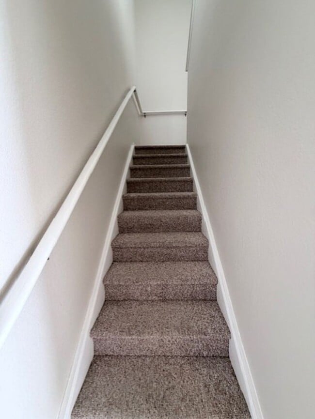 Building Photo - 3 bed 2 bath Townhome in Resort Style Community Near The Loop