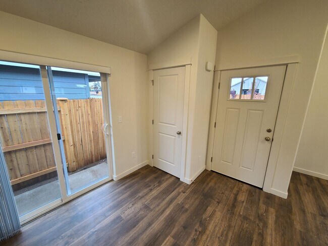 Building Photo - Single Level 3 Bed/2 Bath in NW Redmond - Upas Avenue