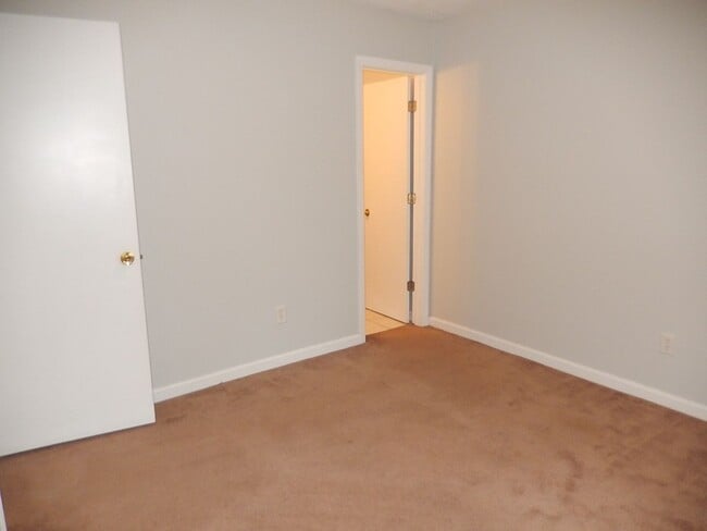 Building Photo - LOVELY & Spacious 3/2 Twn, New Plank Floor...