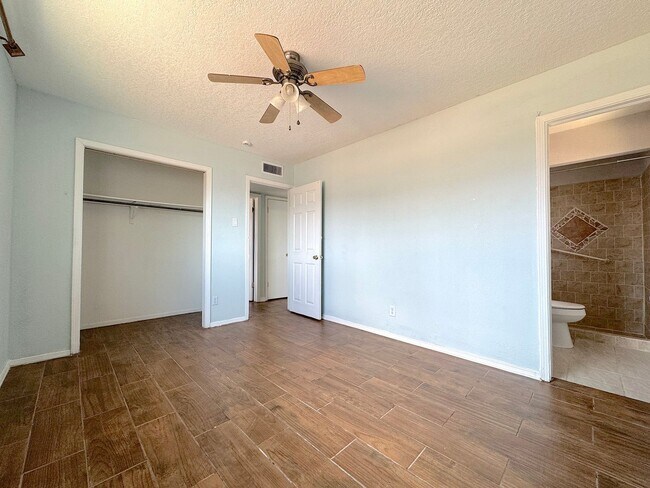 Building Photo - Northeast El Paso 4bed/3bath Refrig A/C w/...