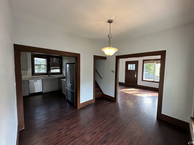 Building Photo - Beautiful PDX Bungalow, Master on Main, Wo...
