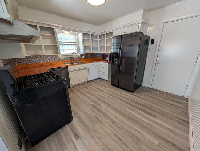 Building Photo - 3 bed 1 bath Pre-Leasing