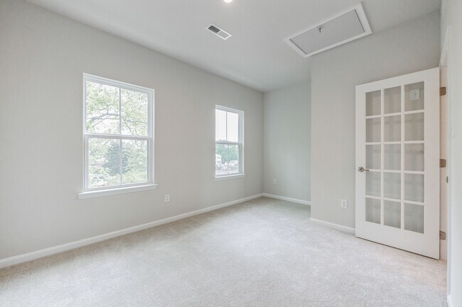 Building Photo - 28 Sidney Ln