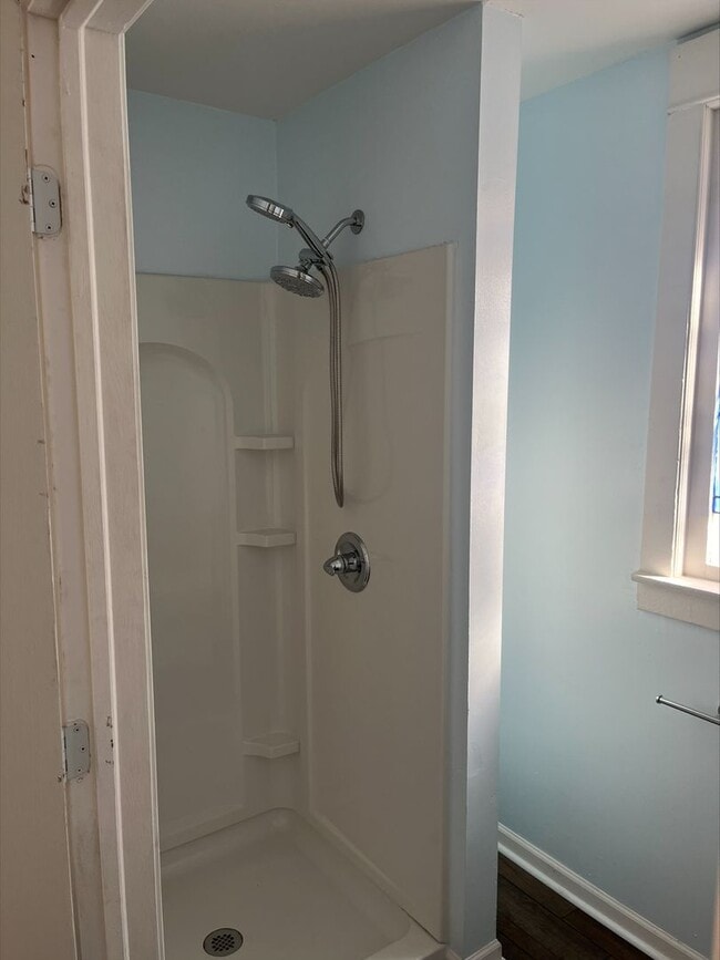 Building Photo - Adorable updated home in Moline!