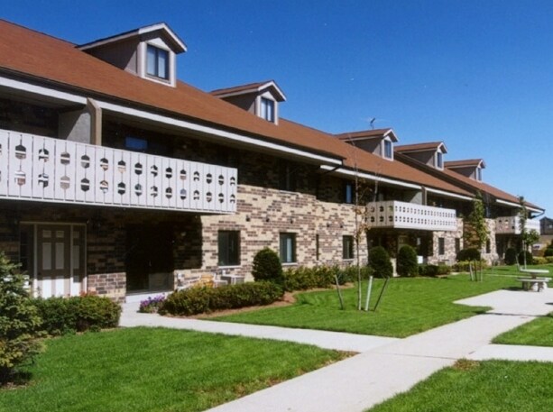 Primary Photo - Parkway Central Apartments