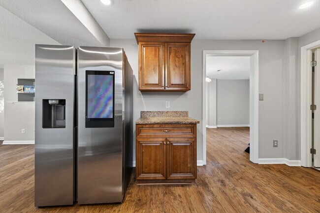 Building Photo - 1065 Lindenwood Ave
