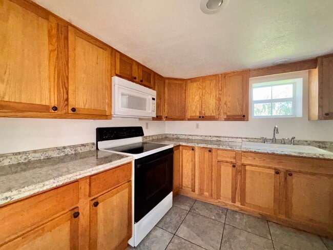 Building Photo - 1/1 Upper Duplex Available