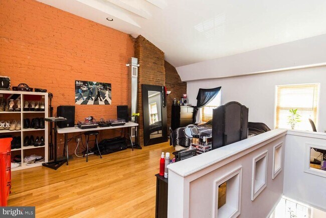 Building Photo - 535 E Girard Ave