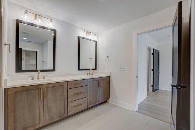 Building Photo - 1112 Pender St