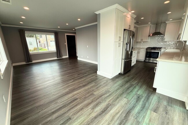 Building Photo - 424 Manor Dr