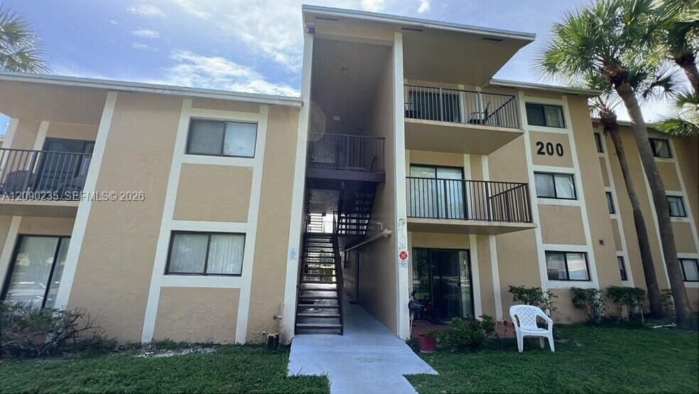 Building Photo - 200 Palm Cir W