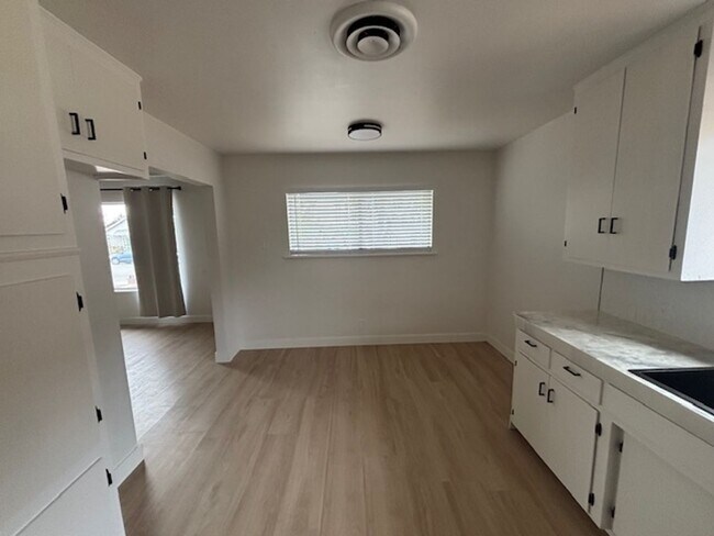 Building Photo - Clean 3 Bedroom / 1.5 Bathoroom House in T...