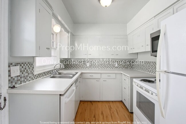 Building Photo - Delightful Two Bedroom Duplex In SE Portland - Fenced Yard!