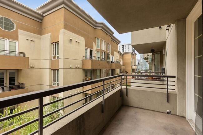 Building Photo - 2 Bed/2 Bath Condo available at Union Square!