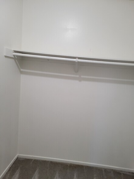 Building Photo - 849 E Victoria St