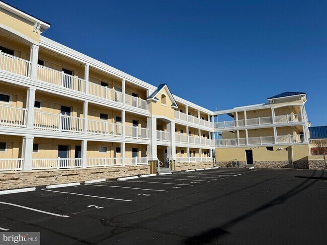 Building Photo - 200 Bay Ave