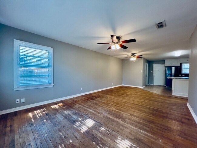 Building Photo - MOVE-IN SPECIAL: Recently Remodeled 3/2/1
