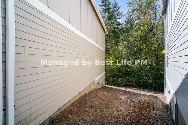 Building Photo - 2067 NE 49th Way