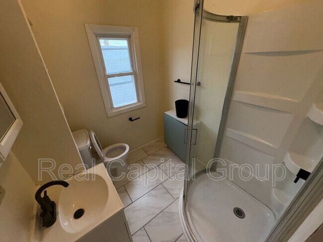 Building Photo - 137 Main St