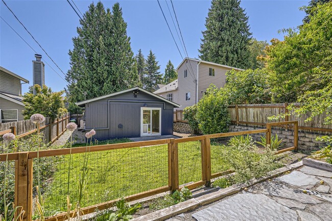 Building Photo - Charming one-level cottage in Madison Valley!