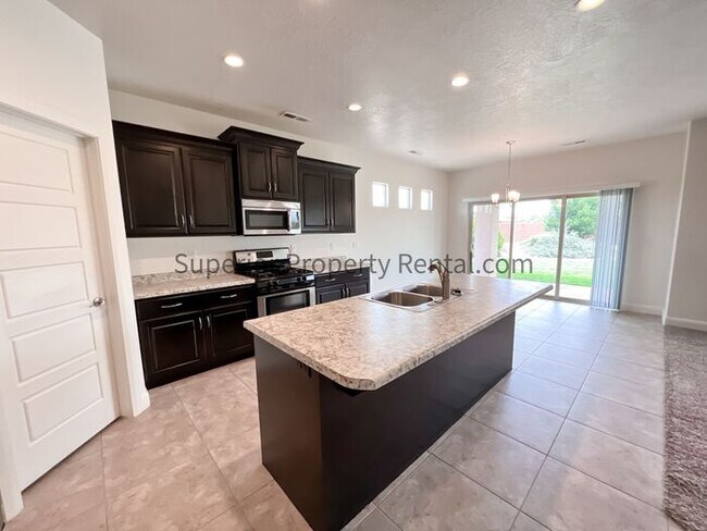 Building Photo - 4 bed, 2.5 bath home w/2 car garage