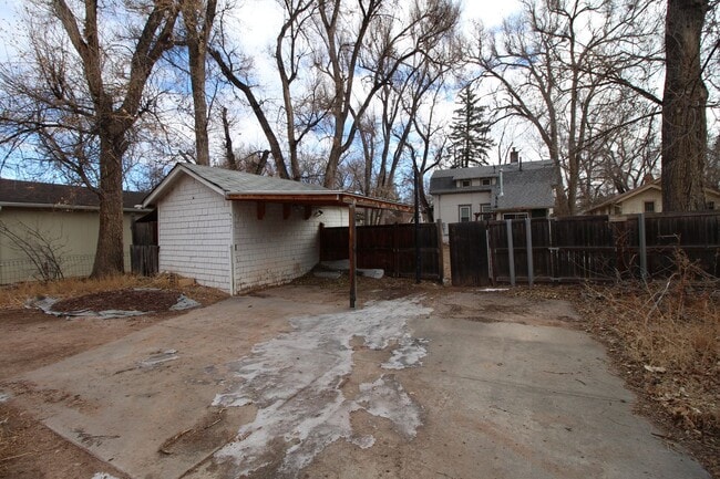 Building Photo - Adorable 3bdrm Downtown Bungalow