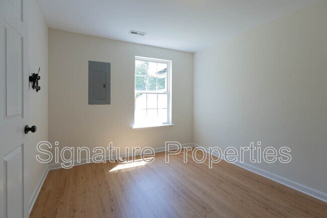 Building Photo - 405 Lakeview Ct