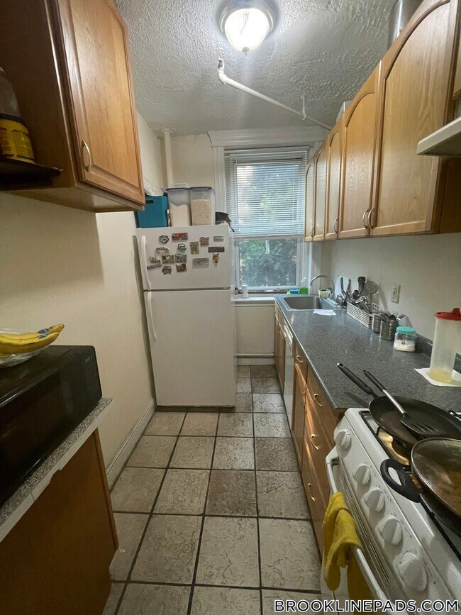 Building Photo - 352 Riverway