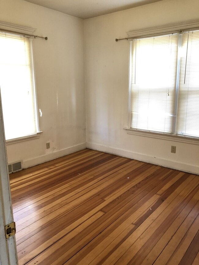 Building Photo - 619 Bowery St