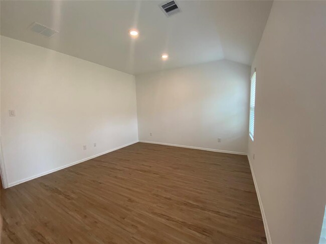 Building Photo - 2010 Ballesteros St