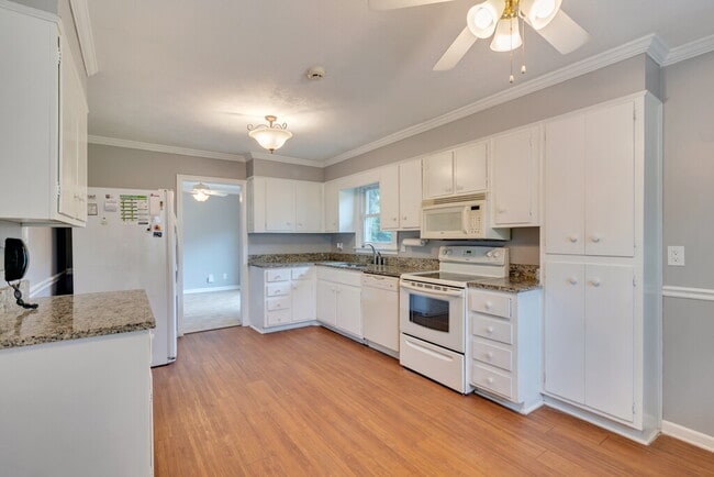 Building Photo - 319 Tanglewood Rd