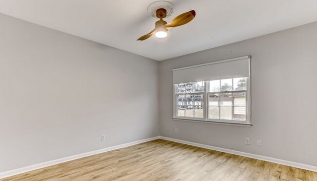 Building Photo - Charming Town Home Available August 12th.