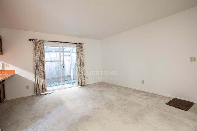 Building Photo - Sweet 3 bedroom 2 bath home in Beaverton available now!
