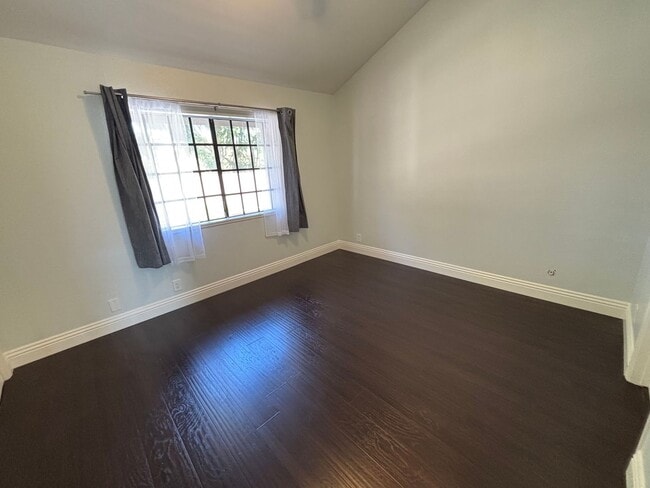 Building Photo - Updated 2 Bedroom home in Fullerton