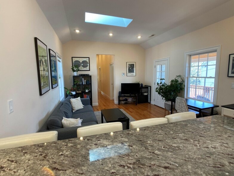 Building Photo - 14 Flint St