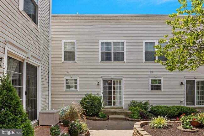 Building Photo - 618 Songbird Ct