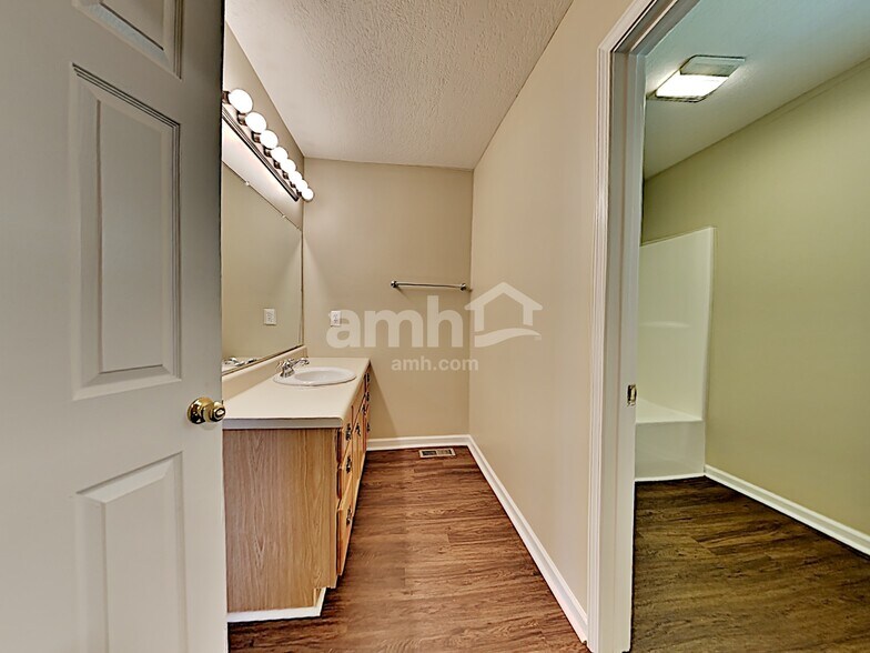 Building Photo - 4417 Oakbank Ln