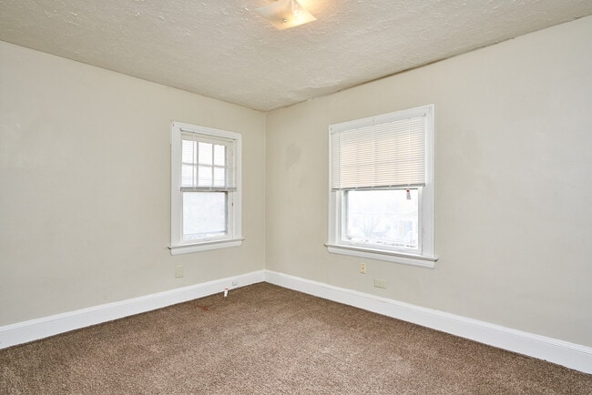 Building Photo - 5 Bedroom home available