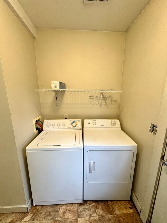 Building Photo - 3 bedroom 1 bathroom house with large yard!